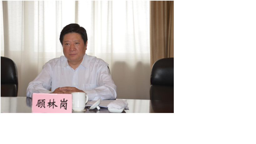 顾林岗会长在认真听取与会代表的发言